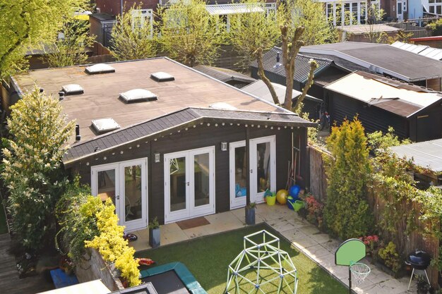 La cour d'une maison d'élite avec des arbres et un jardin