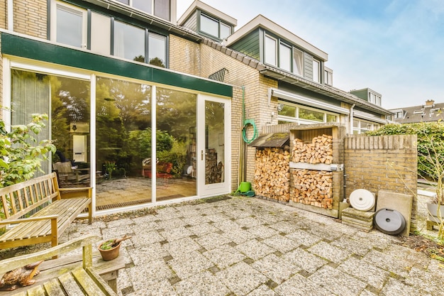 Cour de la maison avec une porte renversante à la maison