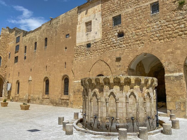 La cour de la mosquée historique d'Ulu, Mardin, Turquie