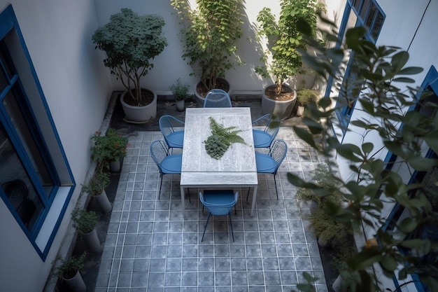 Une cour avec une table et des chaises et des plantes.