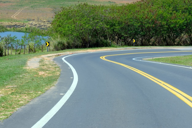 Courbe brusque sur route vide