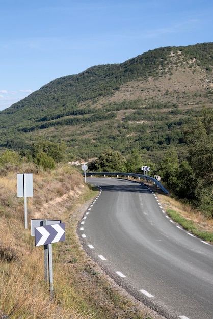 Courbe en route ouverte à Pesquera de Ebro Burgos Espagne