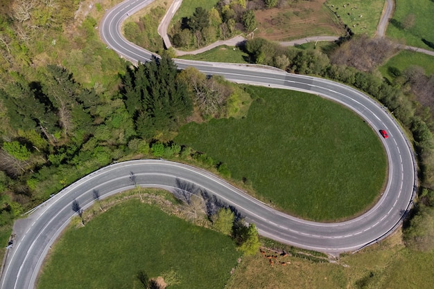 Courbes liées à la route de montagne vues du ciel avec un drone