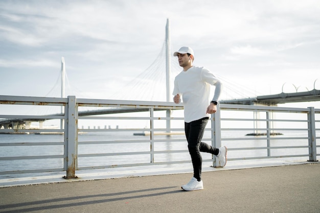 Coureur d'athlète masculin s'entraînant à courir vite dans la rue en vêtements de sport