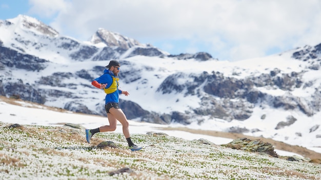 Coureur d'athlète pendant une séance d'entraînement de montagne au printemps