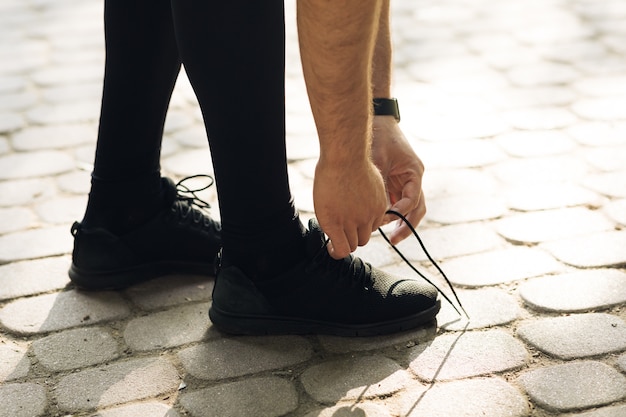 Coureur attachant les lacets avant l'entraînement de jogging