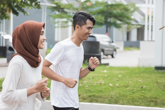 Coureur de couple travaillant sur l'exercice et l'échauffement