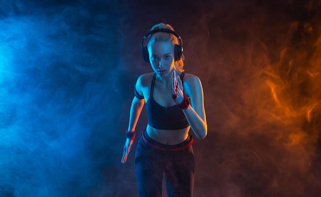 coureur coureur athlète sprinteur coureur femme en forme influenceur en couleurs néon télécharger photo pour