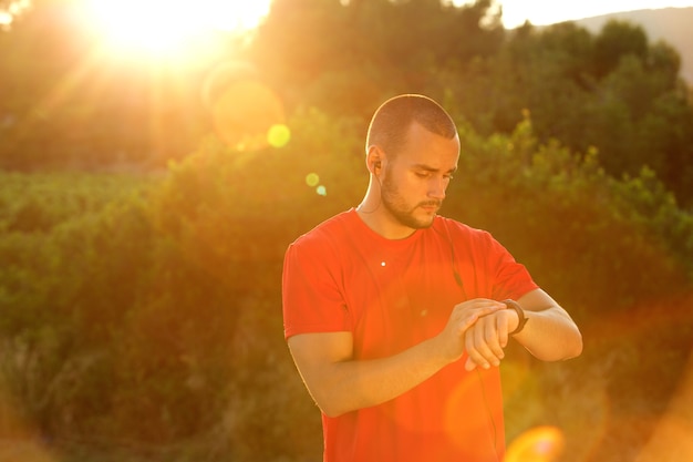 Coureur, debout, dehors, regarder, montre