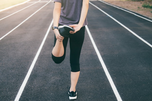 Coureur étirement des jambes avant de courir