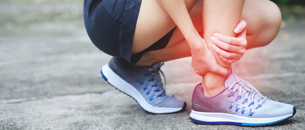 Un coureur a eu beaucoup de douleurs aux jambes dans le parc.