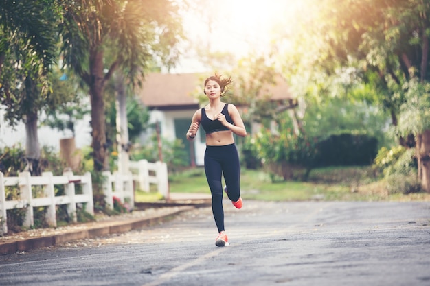 Coureur féminin jogging en plein air sur la route