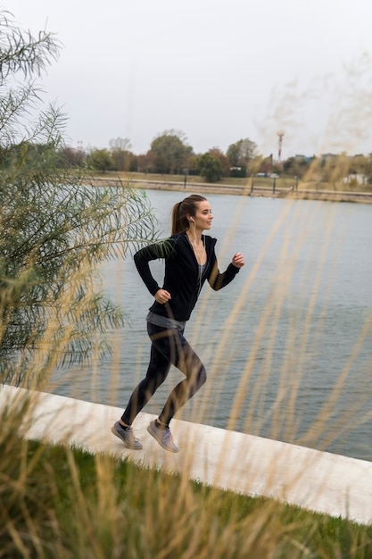 Photo coureur féminin près de la rivière