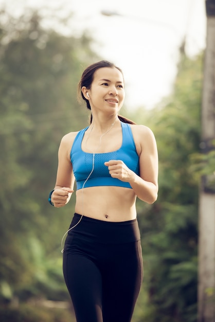 coureur de femme jeunes sportifs en cours d&#39;exécution sur la route