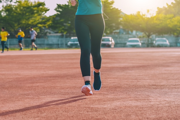 Coureur Femme jogging ou course en soirée au soleil