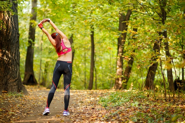 Coureur de femme s'étirant avant son entraînement