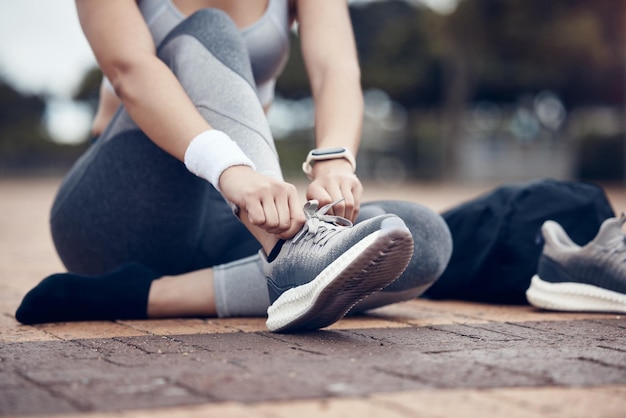 Coureur de fitness et femme avec lacet de chaussure dans la motivation sportive pour l'exercice d'entraînement ou l'entraînement en plein air