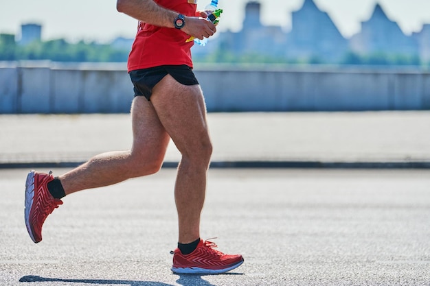 Coureur. Homme athlétique jogging en tenue de sport sur route de la ville