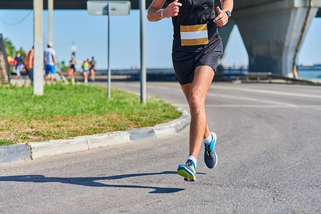 Coureur. Homme athlétique jogging en tenue de sport sur route de la ville