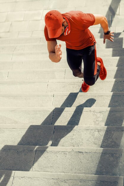 Coureur d'homme courant dans les escaliers dans l'entraînement sportif de la ville