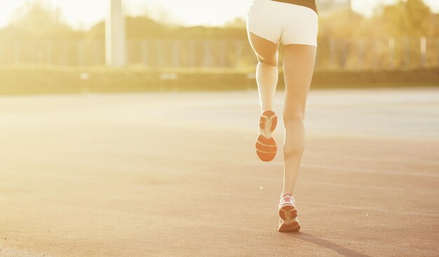 Coureur de jeune femme en baskets