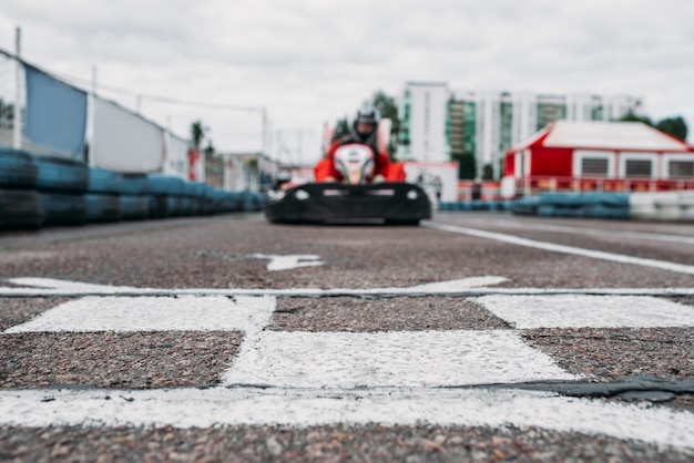 Coureur De Karting Sur La Ligne D'arrivée, Compétition De Karting