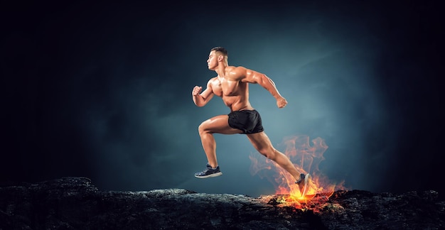 Coureur masculin sur fond sombre. Technique mixte