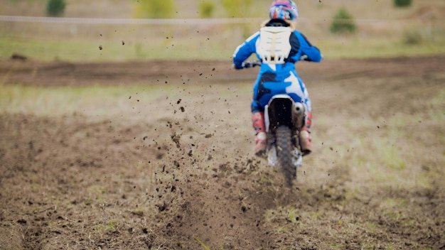 Le coureur de motocross commence à monter son vélo mx cross cross