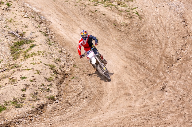 Un coureur de motocross professionnel roule sur la piste.