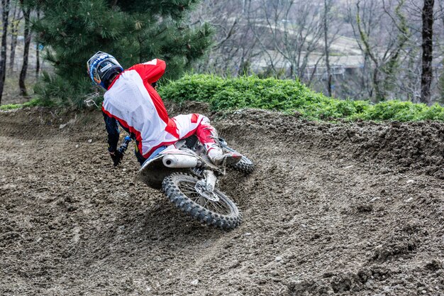 Un coureur de motocross professionnel roule sur la piste.