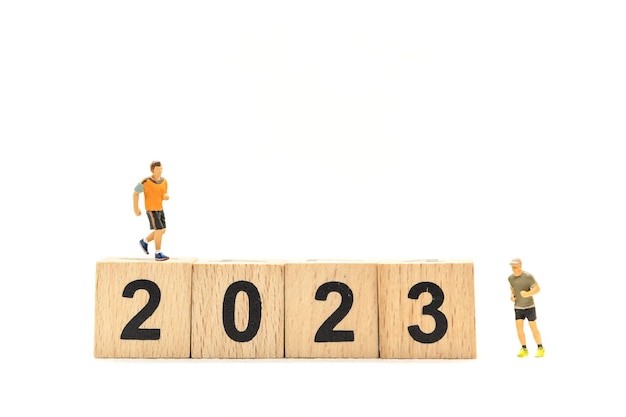 Coureur de personnes miniature avec numéro 2023 sur bloc