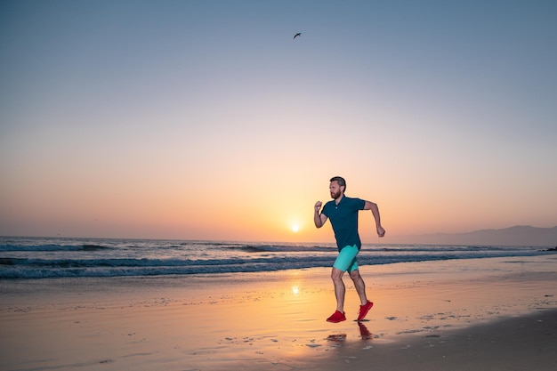 Coureur sur la plage courir pour faire de l'exercice Coureur en bonne santé actif faisant du jogging en plein air