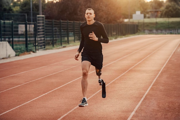 Un coureur rapide avec une jambe artificielle courant au stade