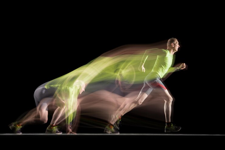 Photo le coureur se déplace entre deux lumières permanentes à la fin de l'exposition un éclair le rend visible