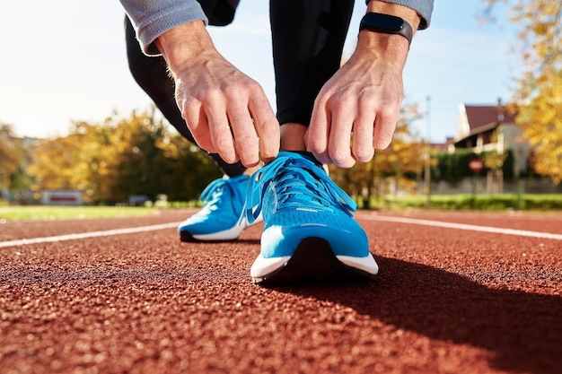 Le coureur se prépare à courir en attachant des baskets et des lacets.