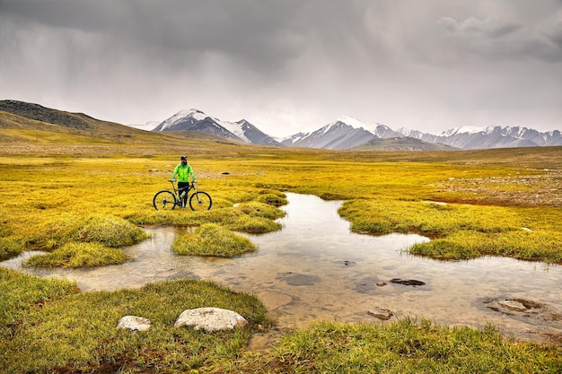 coureur de vélo de montagne