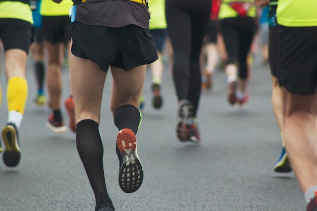 Coureurs d'athlètes à la vue arrière de jambes d'athlètes de marathon