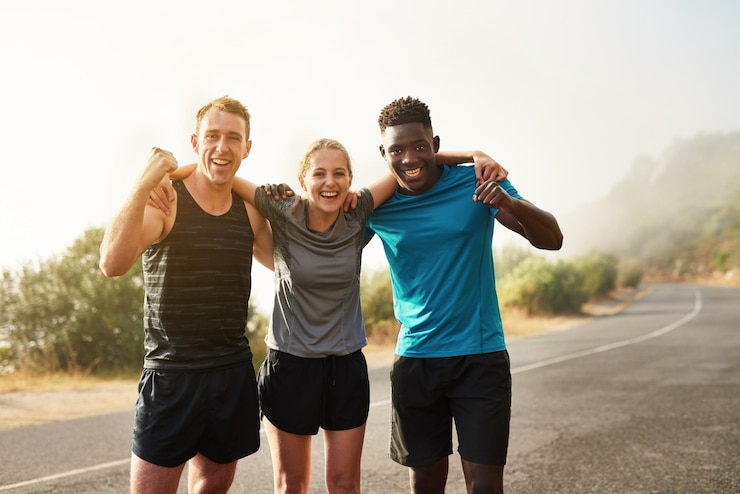 Photo des coureurs d'équipe heureux et des amis en forme avec un soutien, une motivation et une victoire dans la célébration de la victoire de la course. sports ensemble et groupe excités par les réalisations, l'exercice et les progrès de l'entraînement cardio.