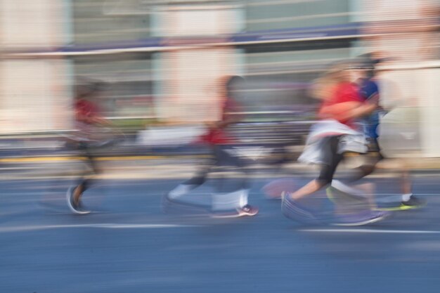 Coureurs à grande vitesse dans les rues