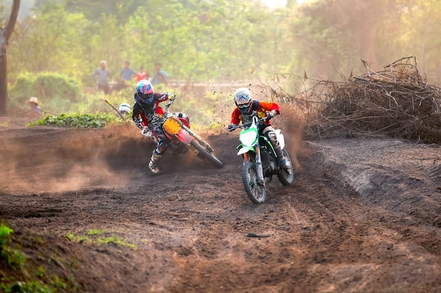 Les coureurs de motocross font la vitesse dans la course.