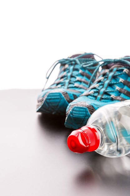 Des coureurs sportifs et une bouteille d'eau