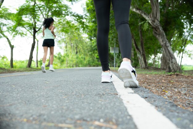coureuse athlète courant sur la route dans le parc femme fitness jogging entraînement concept de bien-être