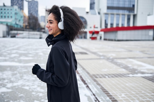 Coureuse faisant du jogging dans un centre-ville