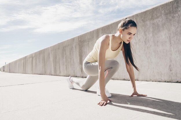 Une coureuse sportive et mince va courir en plein air, veut perdre du poids