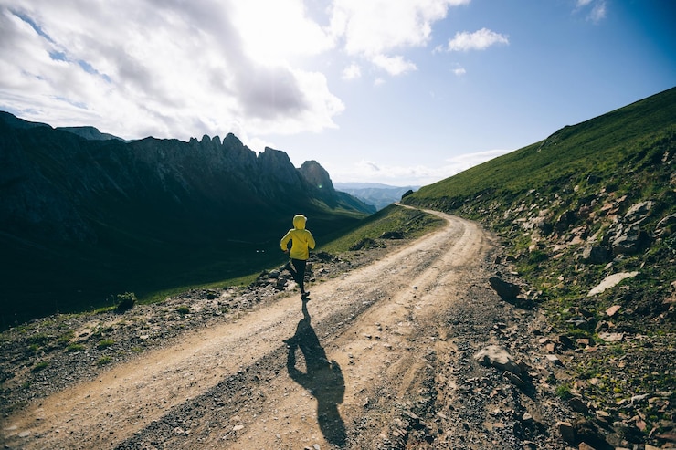 Photo une coureuse d'ultramarathon courant au sommet d'une montagne