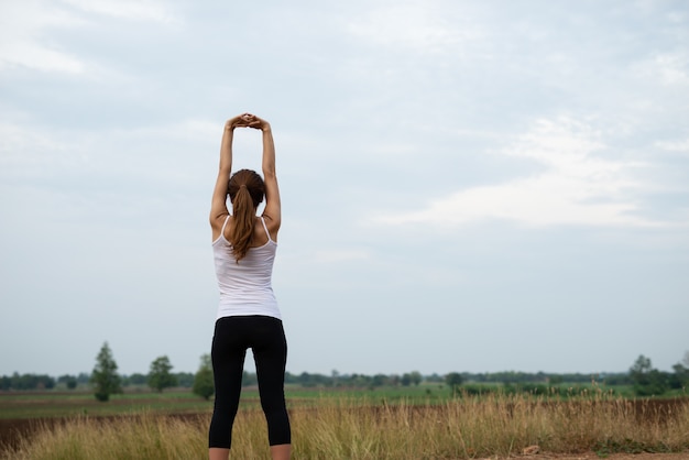 Les coureuses asiatiques tendent les muscles avant l&#39;exercice.