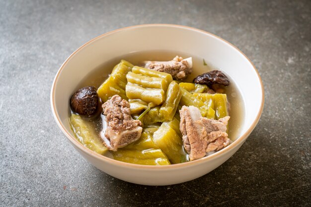 Courge amère avec soupe de côtes levées de porc - Style cuisine asiatique