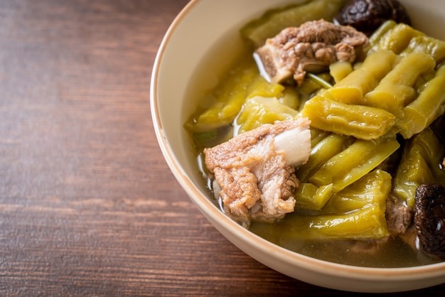 Courge amère avec soupe de côtes levées de porc - style de cuisine asiatique