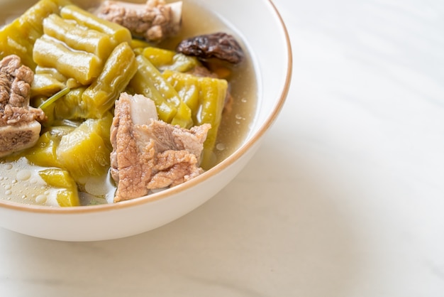 Courge amère avec soupe de côtes levées de porc - style de cuisine asiatique