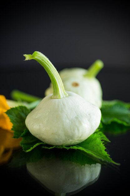 Courge bio frais isolé sur fond noir